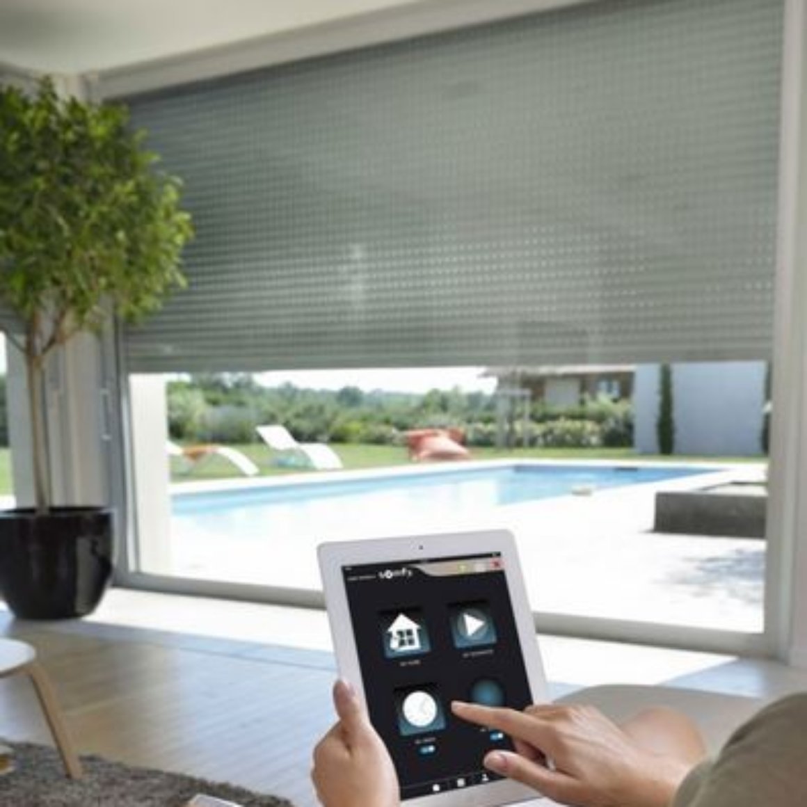 Persiana motorizada controlada desde una tablet con domótica